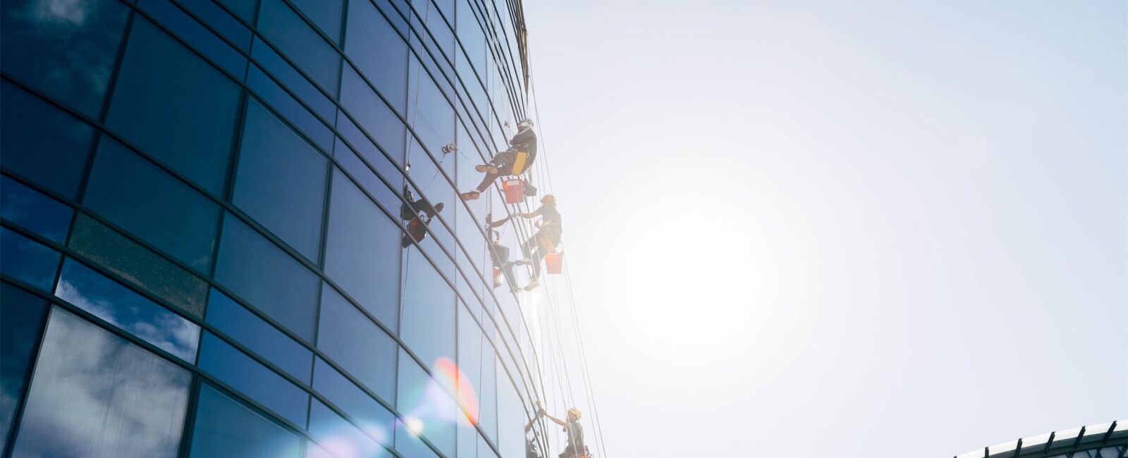 Limpieza de fachadas de vidrio en altura.