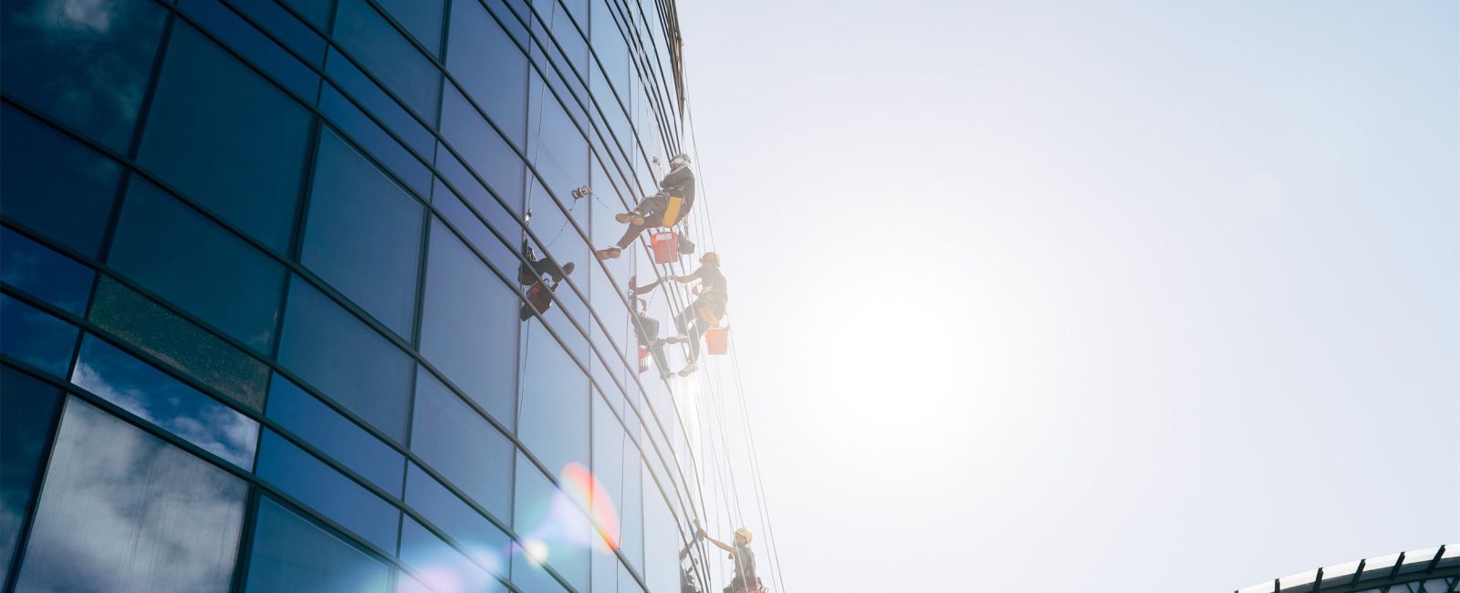 Limpieza de fachadas de vidrio en altura.